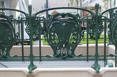 Entourage de métro parisien d'Hector Guimard, détail d'un écusson