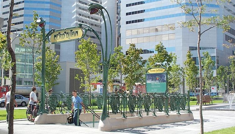 Entourage de métro parisien d'Hector Guimard, vue oblique
