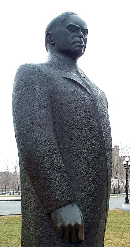 Statue of Mackenzie King, by Raoul Hunter