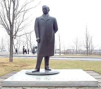Statue of Mackenzie King, by Raoul Hunter, in context