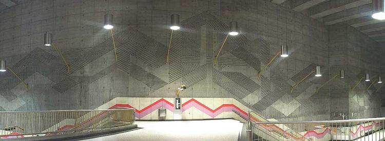 Bas-relief et motifs peints au dessus du quai Angrignon dans la station Verdun