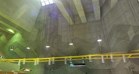 Bas-relief au dessus de la mezzanine de la station Verdun