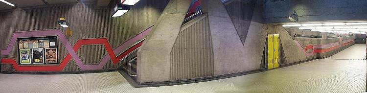 Bas-relief et motifs peints dans le tunnel reliant les acc&egrave;s &agrave; la station Verdun