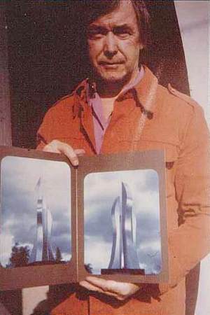 Maurice Lemieux avec une photo de sa sculpture Enterspace