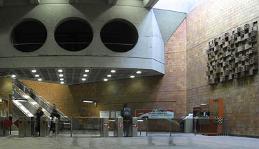 Mural by Aurelio Sandonato, rue Cartier ticket hall of Du Coll&egrave;ge station, in context