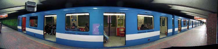 Un train MR-73 de trois voitures à la station Snowdon sur la ligne bleue