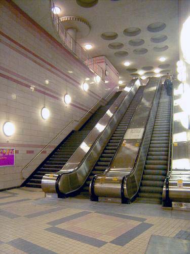 Staircase and escalators to the mezzanine