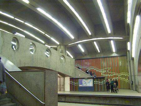 View of the foot of the staircases from the mezzanine to the platforms