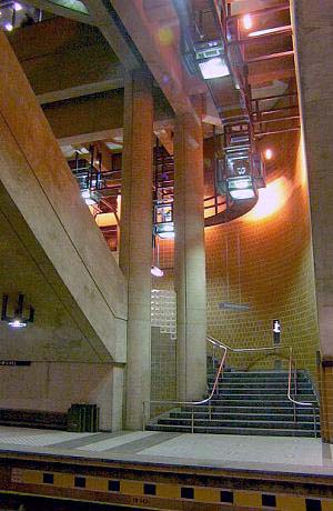 Vue du transept et de l'escalier depuis le quai de d&eacute;part