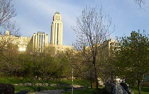 Le pavillon Roger-Gaudry, l'&eacute;difice principal de l'Universit&eacute; de  Montr&eacute;al