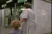 Laura (Ginette Reno) et Ti-Gars (Samuel Landry) enterent dans la station