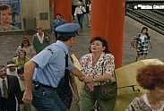 Mme Therrien (Pierrette Robitaille) cherche l'aide d'un policier