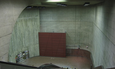 Vue de la mezzanine du haut des escaliers