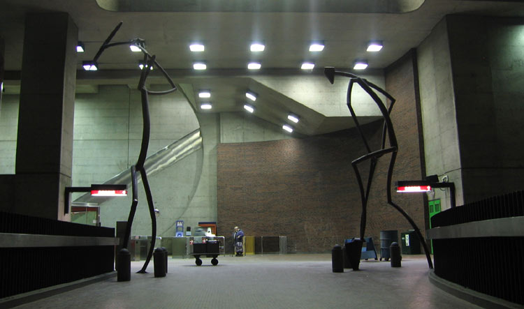 La mezzanine et les sculptures