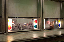 Motifs circulaires entre les panneaux publicitaires