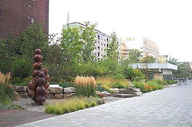Park behind the De Bleury Nord entrance