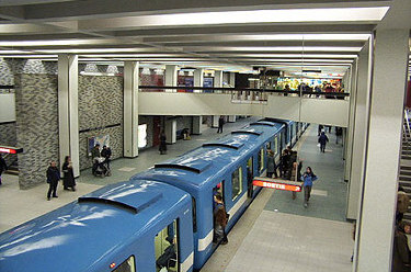 Overview of the platforms and mezzanine from the walkways