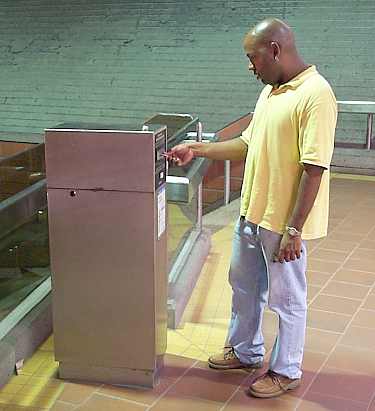A transfer machine at Universit&eacute;-de-Montr&eacute;al station