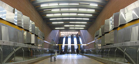 Vue en contre-plong&eacute;e des escaliers depuis la passerelle