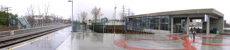 Access to outbound platform from the upper level of the pavilion