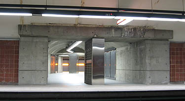 Southern corridor between terminus platform and Montmorency platform