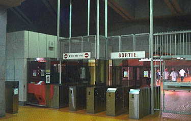 Automatic ticket barrier