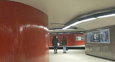 Curved walls leading to the platform accesses