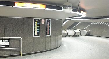 Curved walls leading to the stairways to the platform