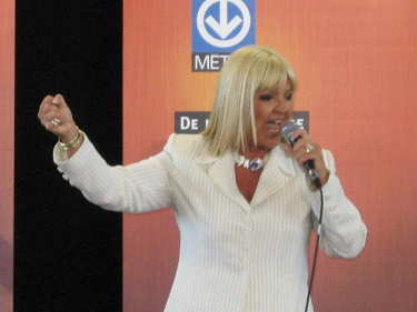 Mich&egrave;le Richard performs Un jour, un jour