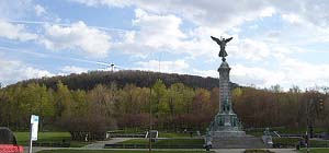 Le mont Royal et le monument Sir Georges-Étienne Cartier, vus de la rue du Parc