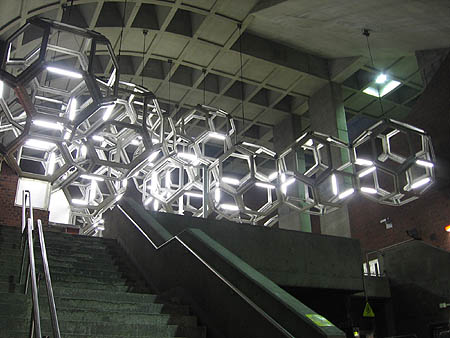 La escultura «Système» del artista Pierre Granche, en la estación Namur