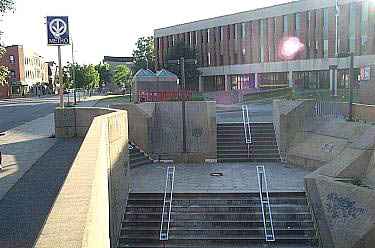 North open-air entrance, in the parking lot of the &Eacute;cole secondaire Saint-Henri