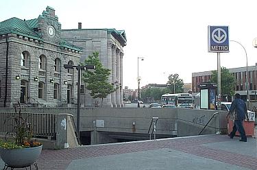 South open-air entrance, in the place Saint-Henri