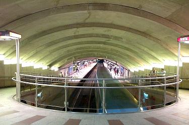 Curved ramps at north end of platform