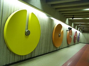 Mural of disks by Andr&eacute; L&eacute;onard in the mezzanine
