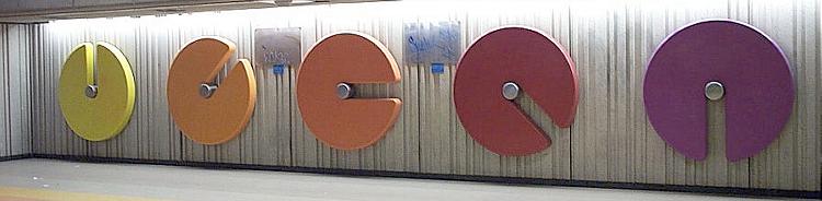 Mural of disks by Andr&eacute; L&eacute;onard at the foot of the escalators