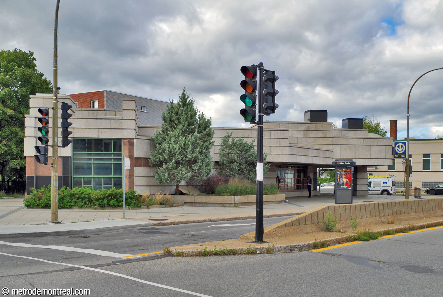 Side view of the Beaumont headhouse. The pale grey limestone panelling is striped with red and black granite trim. The windows at left illuminate the light shaft above the intersection with the passage between the headhouses.