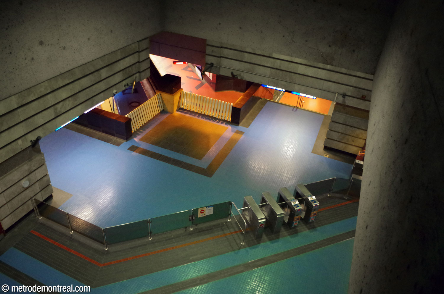 View down onto the ticket hall volume from the overlooks located in the passage between the two headhouses.