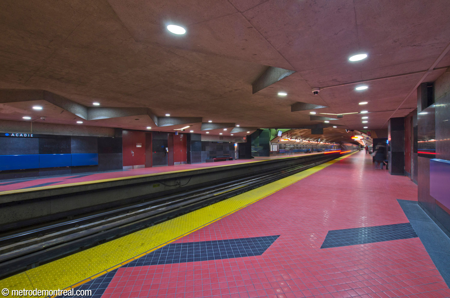 The portion of the trainroom located underneath the mezzanine. Note the sawtooth shapes on the ceiling, running above the platform faces.