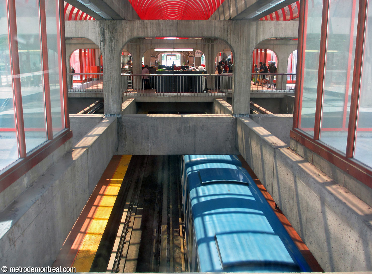 View down upon the rails from outside the northeastern façade of the headhouse, showing the arcade of concrete beams.