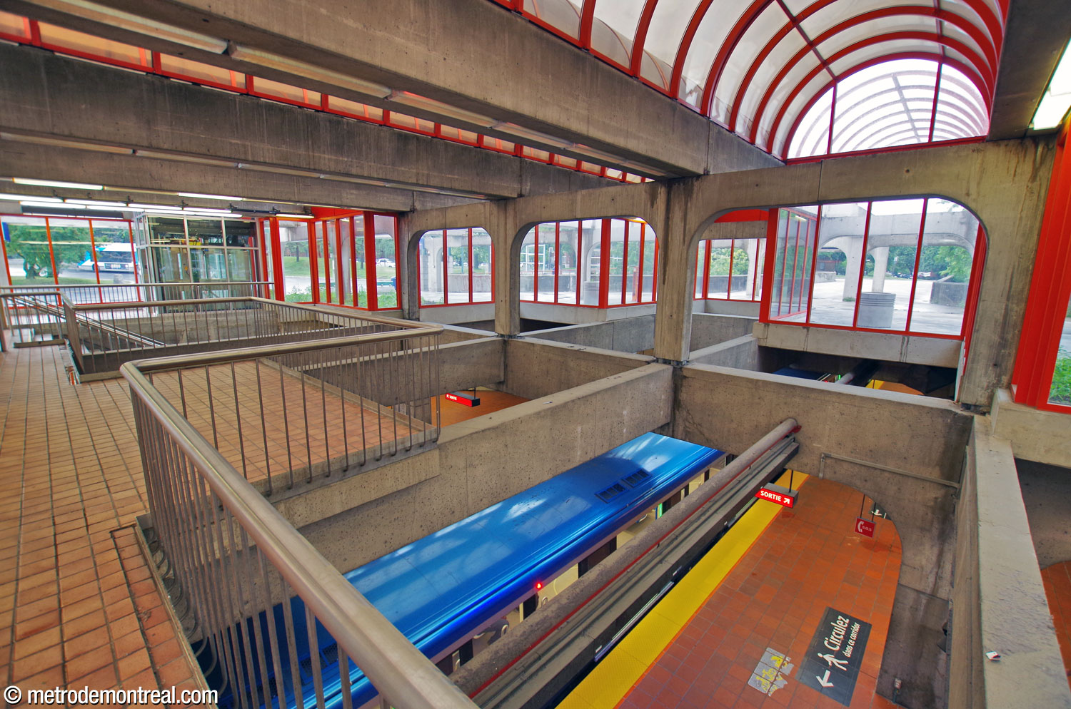 The arcade of concrete beams in the overlook from the fare-paid zone down to the platforms.