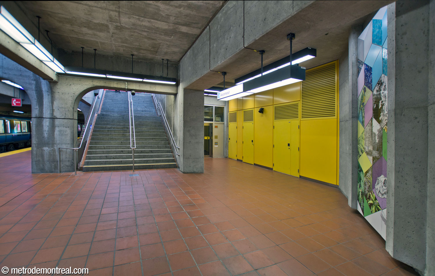 The elevator serving the arrival platform is located near the platform stairs. One section of Shelley Miller's artwork Les boîtes vivantes is located nearby.