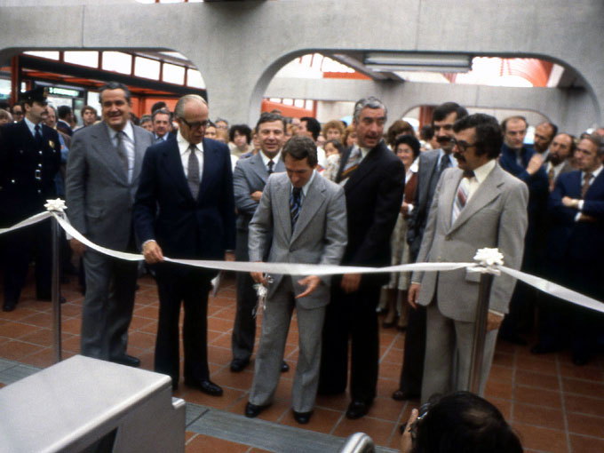 The inauguration of the station and the green line extension in 1978. From left to right: Gérard Gascon, director of the BTM; Lawrence Hanigan, president of the CTCUM; Yvon Lamarre, chair of the executive committee of the Ville de Montréal; Laurent Lessard, Minister of Transport of Quebec; Pierre Des Marais II, president of the MUC; Jean-Marc Lacoste, MNA for Sainte-Anne; Jacques Couture, MNA for Saint-Henri.