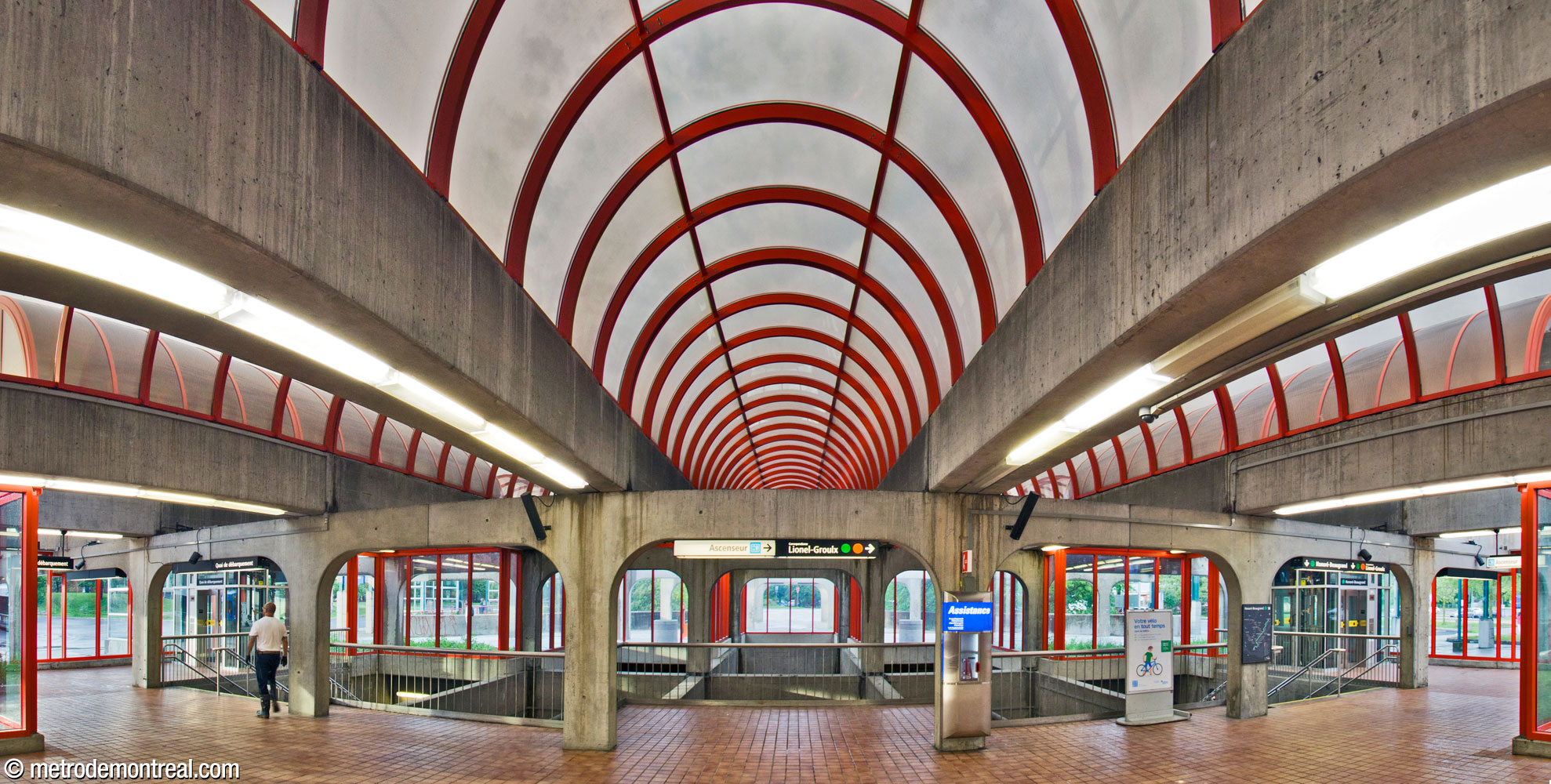 Looking from the fare-paid zone toward the overlook onto the platforms. The stairs and elevators are to the left and right.