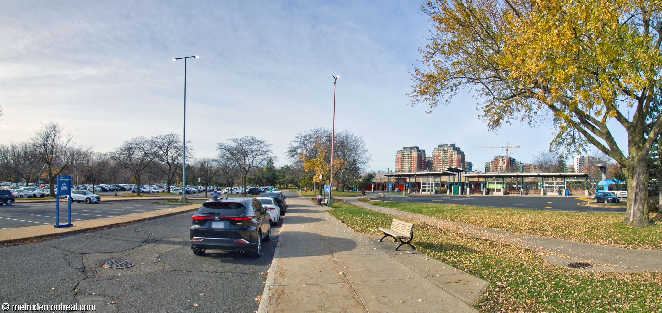 Further south of the headhouse (right) are a taxi rank (centre), a kiss-and-ride loop, and a park-and-ride lot (left).