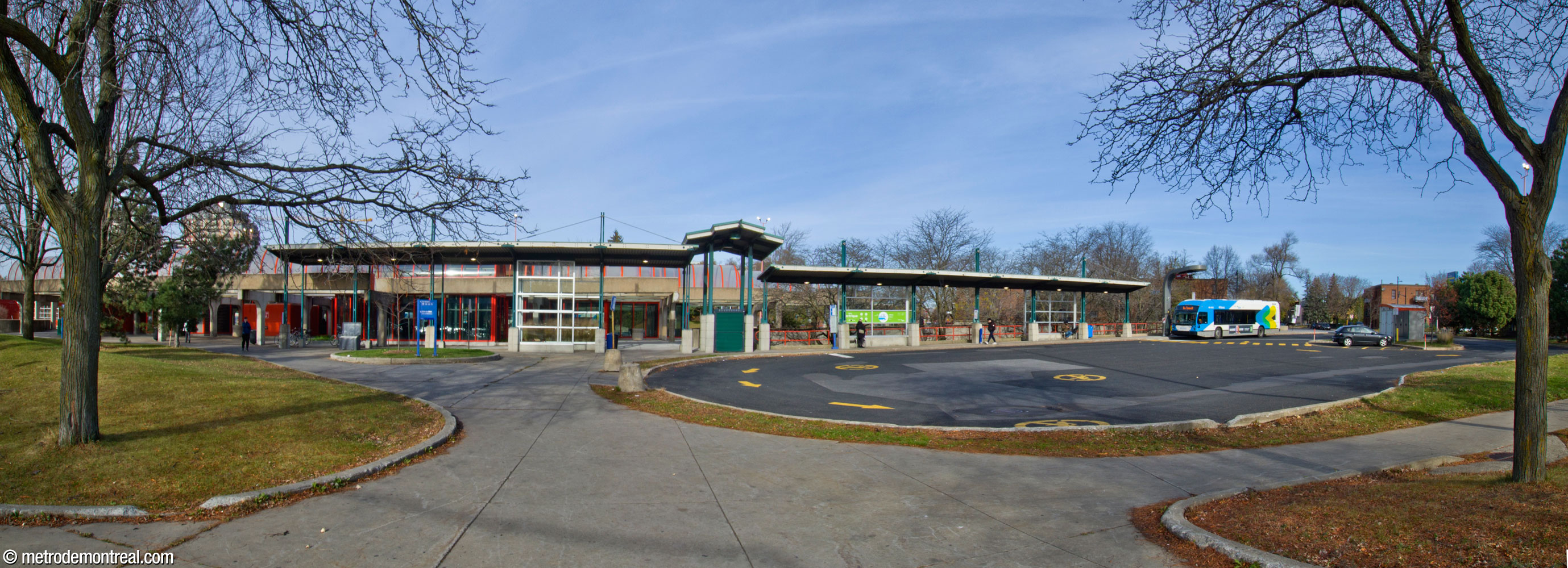 South of the headhouse, an additional bus loop now hosts just one line. The style of the bus shelter shows it was installed after the station was built, in the 1990s. At far right is a prototype charging station for electric buses.