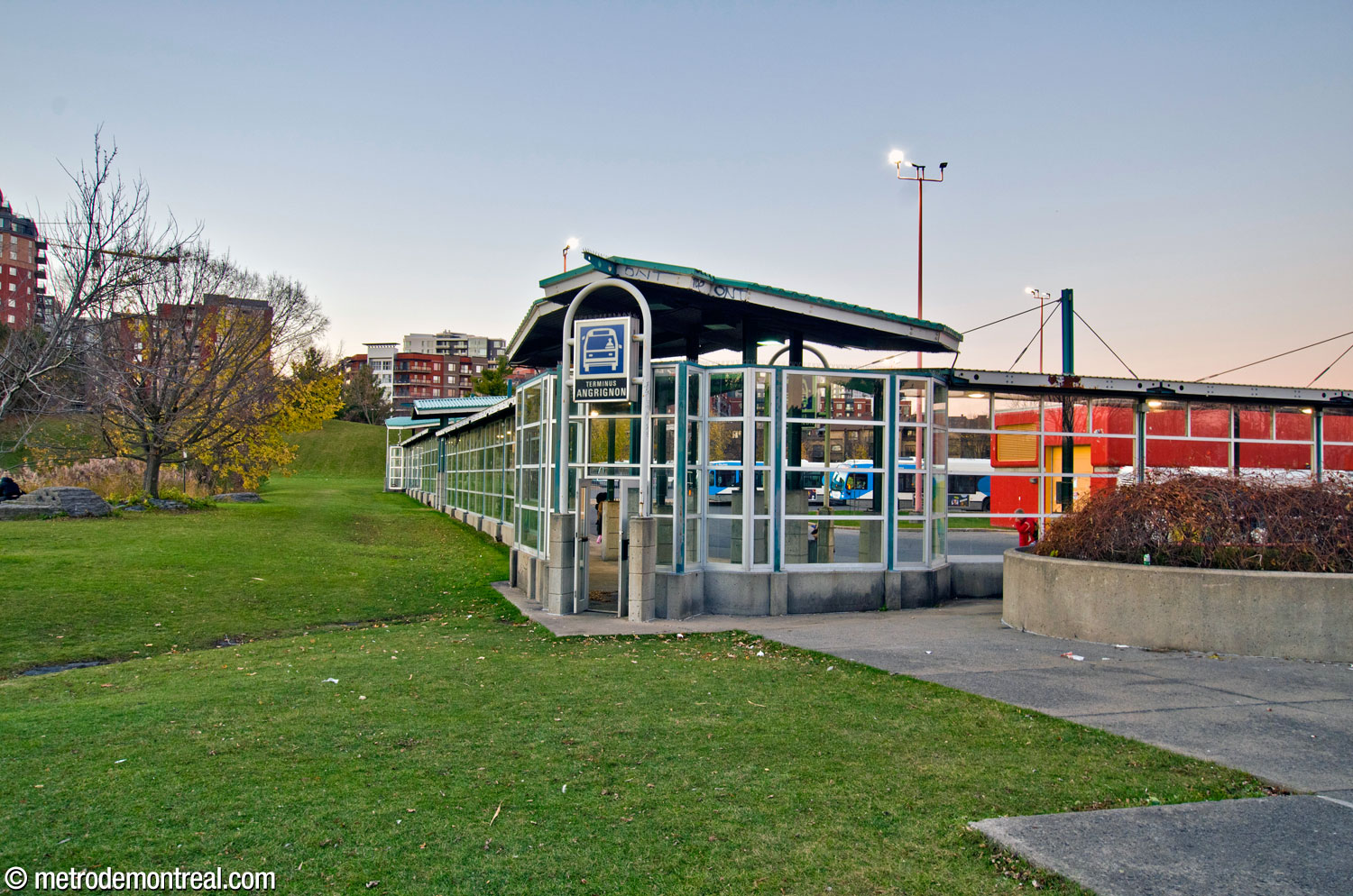Corner of the bus terminus facing Parc Angrignon, with an exit toward the park.