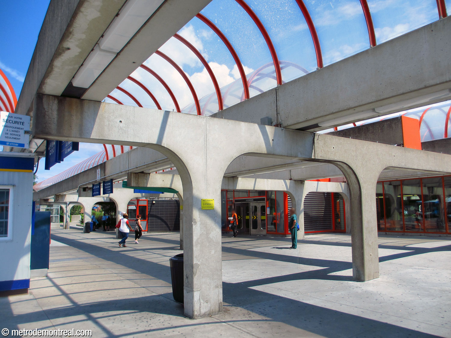 Even before reaching the lengthy central pier, just the area immediately around the station entrance provides ample covered waiting room thanks to the station roof's considerable overhang.