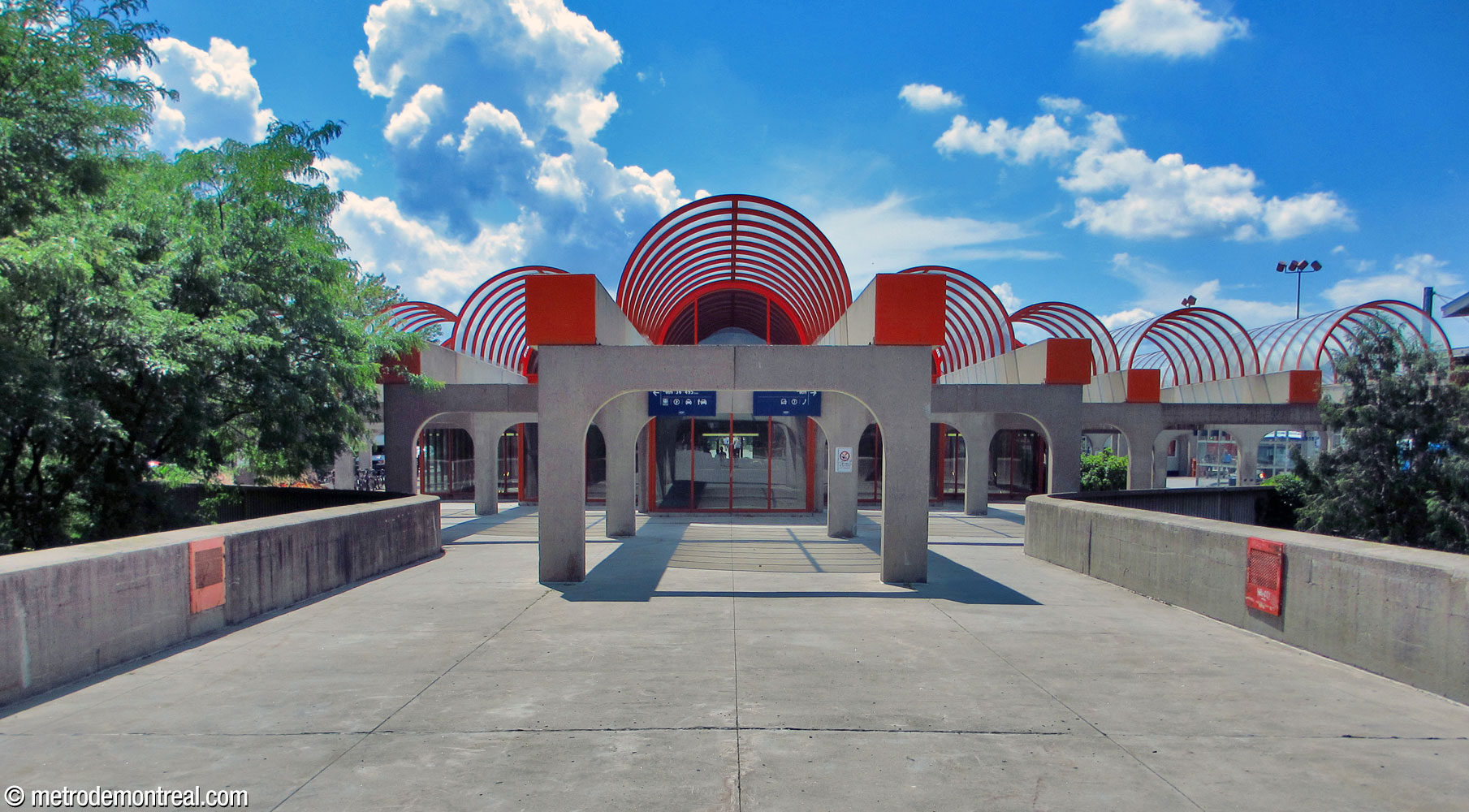 As at the opposite end, a walkway runs from the northeastern end of the headhouse toward Boulevard des Trinitaires. There is no corresponding exit from this end of the headhouse, but the overhang of the ceiling domes provides a sheltered path from the side exits to this end.