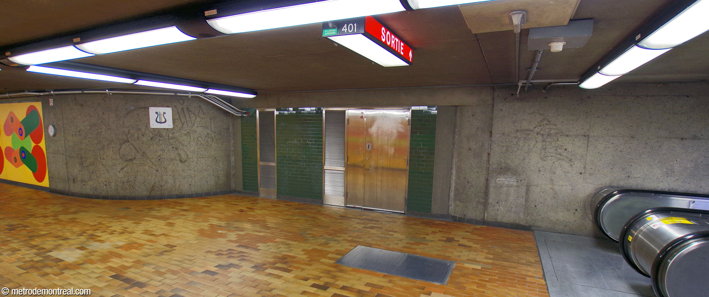 Ce local technique, au niveau du corridor reliant l'édicule et les escaliers mécaniques vers la mezzanine, occupe apparemment le bout d'un couloir ayant pu donner accès à un deuxième édicule éventuel. Par contre, il se trouve sur le côté sud du corridor, plutôt que le côté nord tel que prévu par le plan affiché ici.